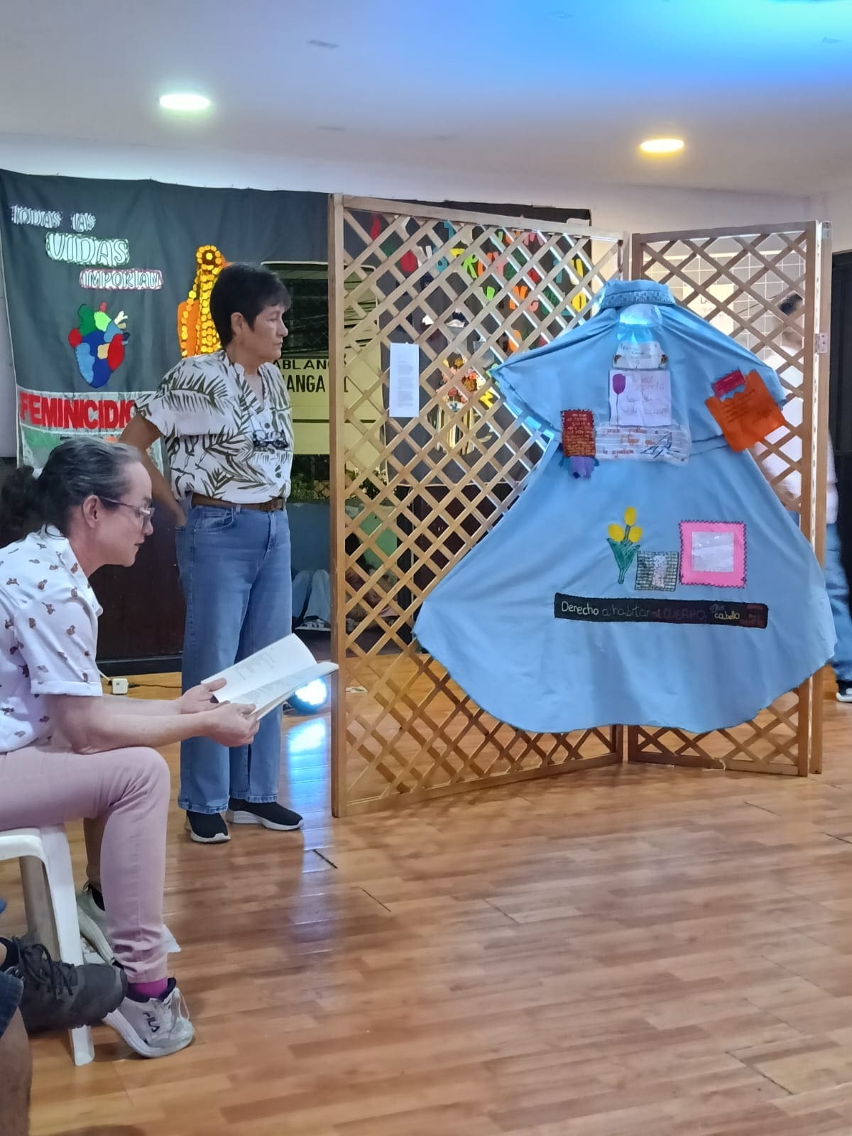 La exposición «LAS que sostienen el hilo», de Textileras del Área Metropolitana de Bucaramanga, reconoció a las mujeres que impulsaron el Comité Cultural de Zapamanga, en Floridablanca, y su aporte a la memoria y la organización del barrio. Foto suministrada/VANGUARDIA