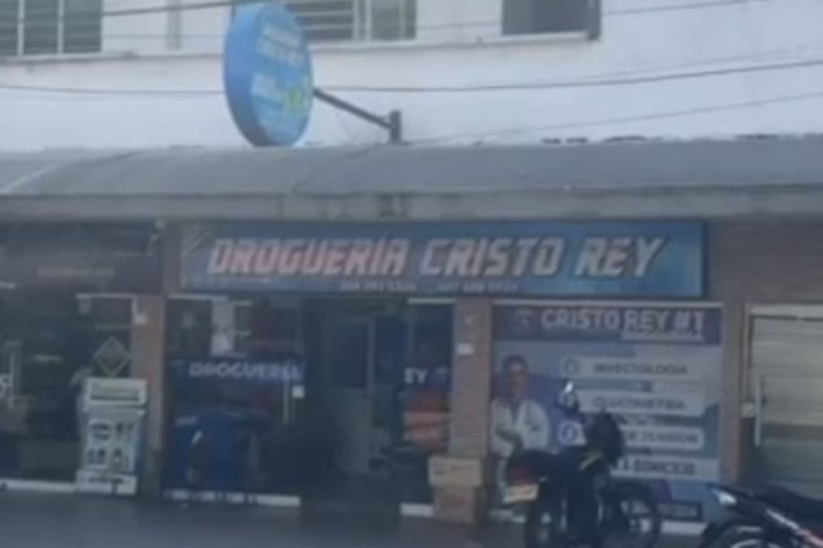 La fachada de la Droguería Cristo Rey presentó daños en los vidrios y la estructura tras los disparos.