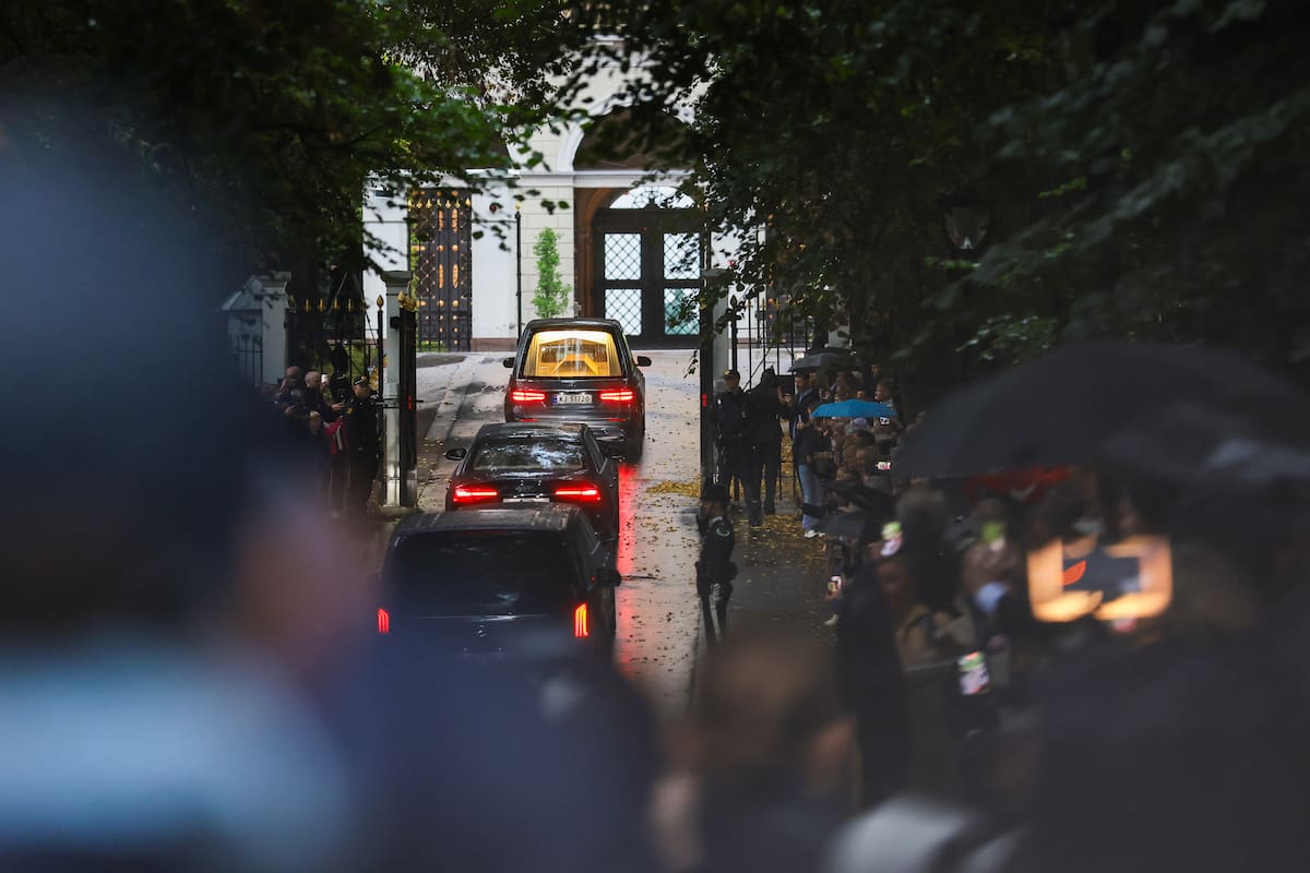 El féretro que lleva el ataúd del rey Harald V pasa por Parkveien en Oslo, Noruega, el 28 de agosto de 2026. El féretro fue trasladado en caravana desde la capilla del hospital por las calles de Oslo hasta el Palacio Real. Miembros de la Familia Real noruega, entre ellos el rey Haakon VIII, la reina Mette-Marit, la princesa heredera Ingrid Alexandra, la reina Sonja, el príncipe Sverre Magnus y la princesa Martha Louise, acompañaron la procesión hasta la capilla del palacio. El rey Harald falleció en el Hospital Universitario de Oslo a los 89 años, según un comunicado oficial de la Casa Real de Noruega del 28 de agosto de 2026. EFE/EPA/THOMAS ANDERSEN PROHIBIDO SU USO EN NORUEGA