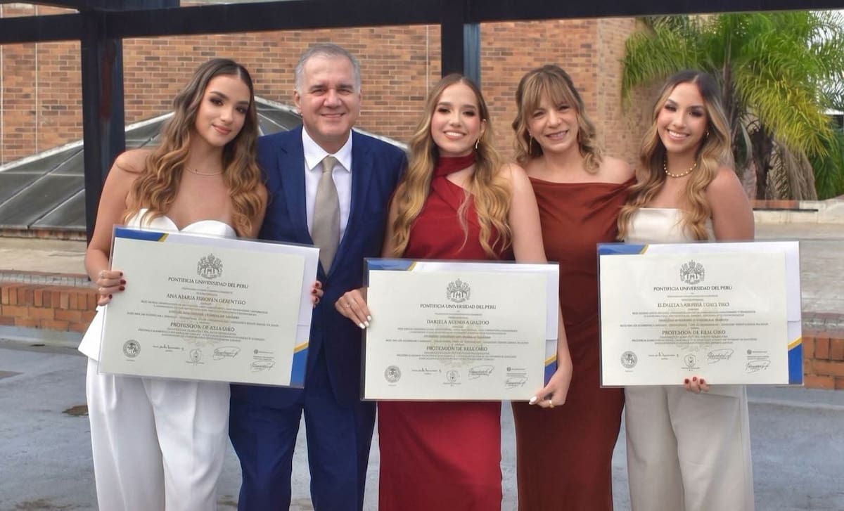 Las trillizas Saavedra Caicedo, junto a sus padres Jairo Hernán y Blanca Victoria. // Foto: tomada de redes sociales - Facebook.