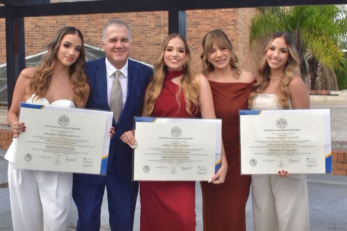 Las trillizas Saavedra Caicedo, junto a sus padres Jairo Hernán y Blanca Victoria. // Foto: tomada de redes sociales - Facebook.