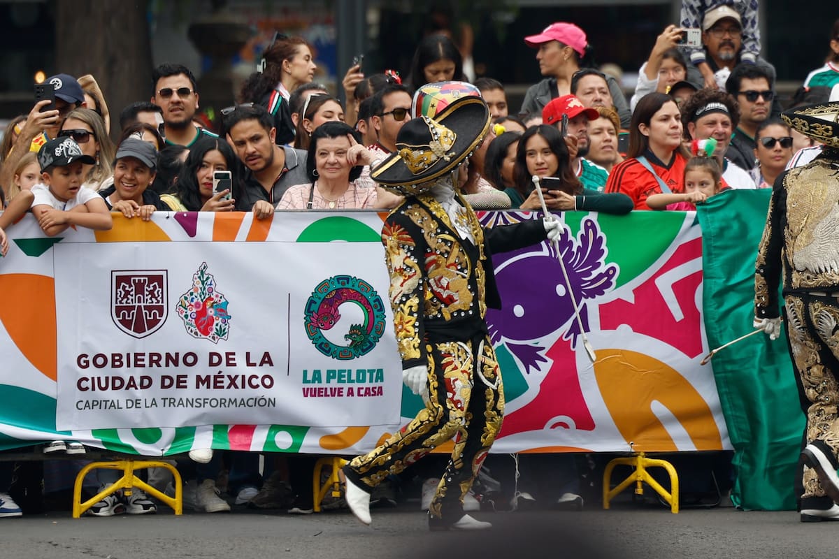 MEX5805. CIUDAD DE MÉXICO (MÉXICO), 13/06/2026.- Personas participan en el 'Gran Desfile Mundialista' este sábado, en Ciudad de México (México). EFE/Sáshenka Gutiérrez