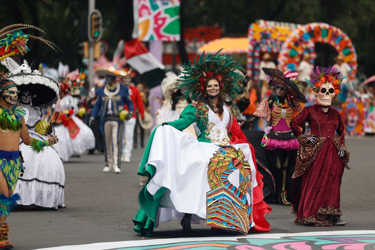 MEX5805. CIUDAD DE MÉXICO (MÉXICO), 13/06/2026.- Personas participan en el 'Gran Desfile Mundialista' este sábado, en Ciudad de México (México). EFE/Sáshenka Gutiérrez