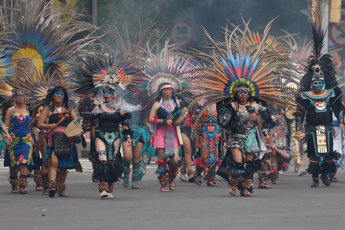 MEX5805. CIUDAD DE MÉXICO (MÉXICO), 13/06/2026.- Personas participan en el 'Gran Desfile Mundialista' este sábado, en Ciudad de México (México). EFE/Sáshenka Gutiérrez