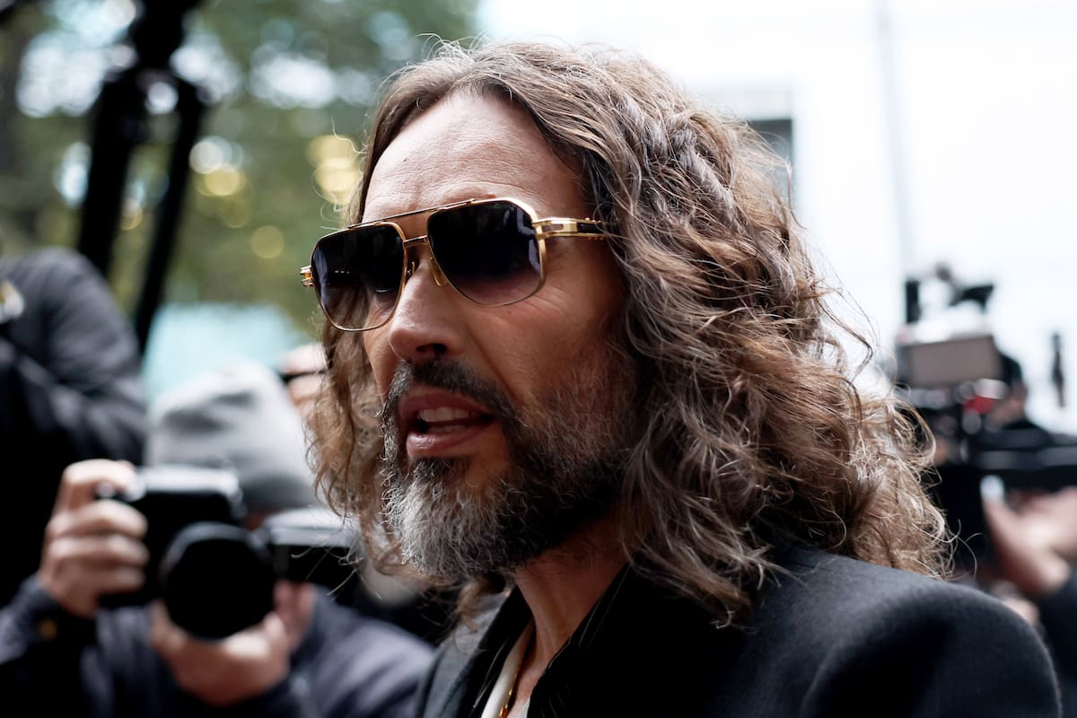 El humorista y actor británico Russell Brand llega al Tribunal de la Corona de Southwark, en el sur de Londres, Reino Unido, el 14 de octubre de 2026. EFE/EPA/NEIL HALL