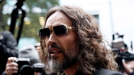 Russell Brand enfrenta juicio por violación y agresión sexual: los impactantes detalles del caso