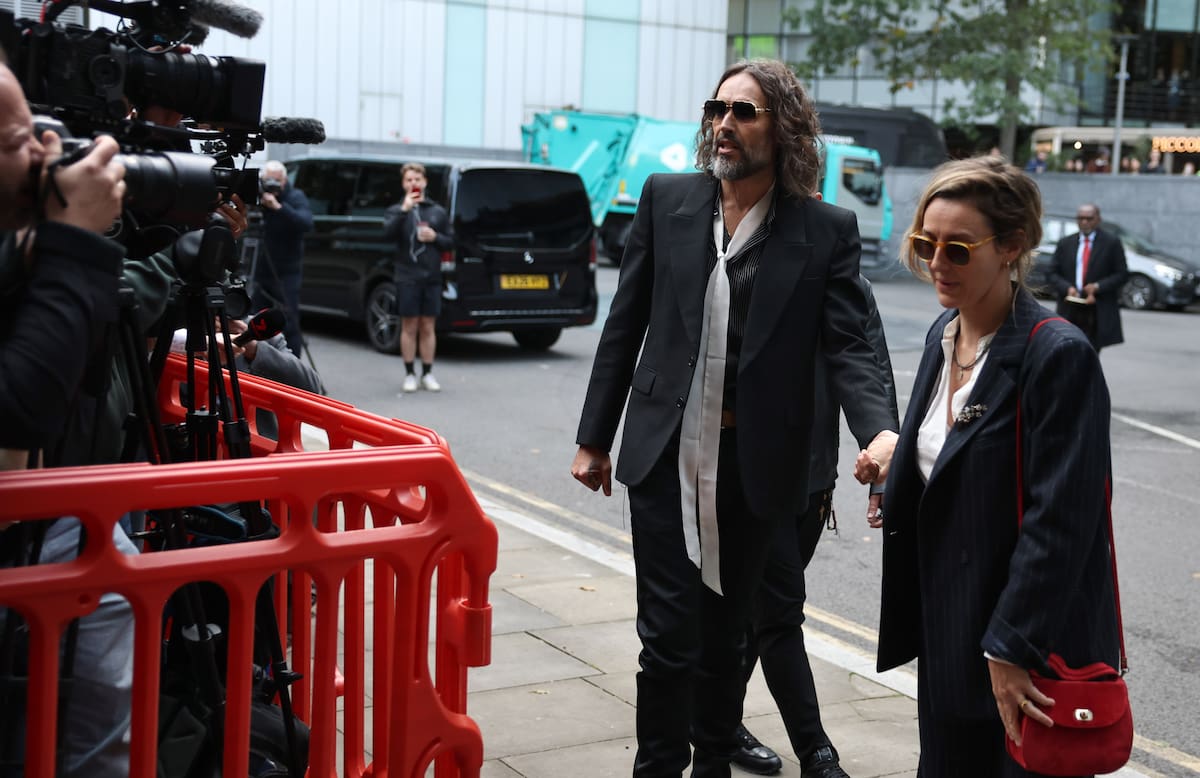 El humorista y actor británico Russell Brand (I) y su esposa Laura Gallacher (D) llegan al Tribunal de la Corona de Southwark, en el sur de Londres, Reino Unido, el 14 de octubre de 2026. EFE/EPA/NEIL HALL