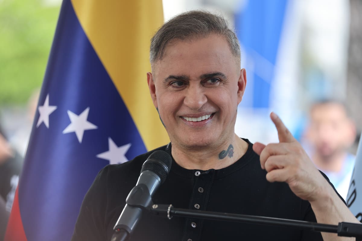 AMDEP5326. CARACAS (VENEZUELA), 28/08/2024.- El fiscal general de Venezuela Tarek William Saab ofrece una declaración este miércoles, en Caracas (Venezuela). Saab anunció que el candidato presidencial de la principal coalición opositora, Edmundo González Urrutia, será citado por tercera vez, en el marco de una investigación en su contra, debido a una supuesta "conspiración" y otros delitos asociados a la denuncia de fraude electoral hecha por el antichavismo. EFE/ Miguel Gutiérrez