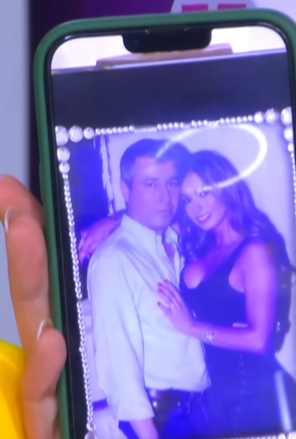 Captura de video de la entrevista realizada por La Kalle, donde Esperanza Gómez mostró por primera vez una fotografía de su esposo Ernesto.