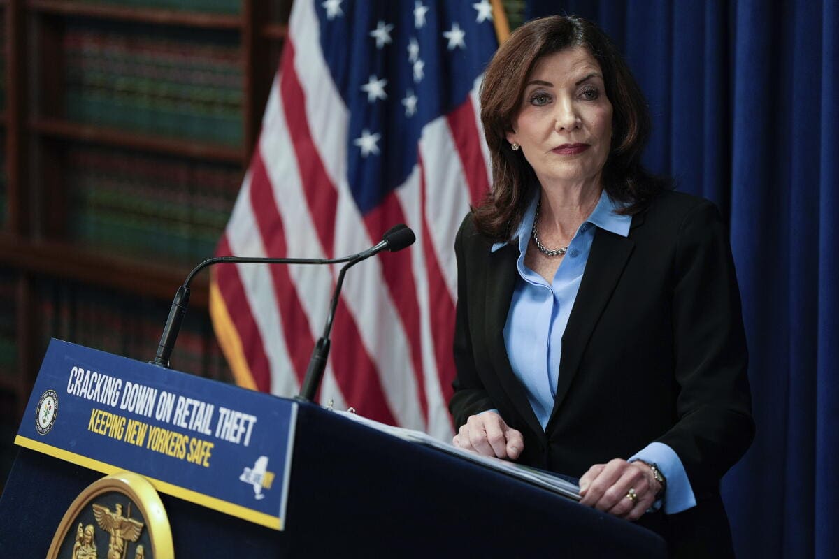 La gobernadora de Nueva York, Kathy Hochul, habla en una conferencia de prensa en el barrio de Queens, Nueva York, el 26 de noviembre de 2024. Foto: Julia Demaree Nikhinson / Associated Press