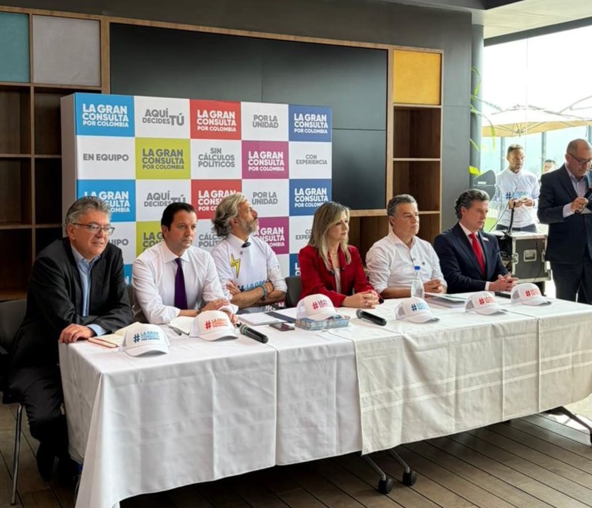 Los precandidatos Juan Manuel Galán, David Luna, Juan Daniel Oviedo, Mauricio Cárdenas, Aníbal Gaviria y Vicky Dávila confirmaron su participación conjunta en la consulta interpartidista. Foto: Redes sociales candidatos.