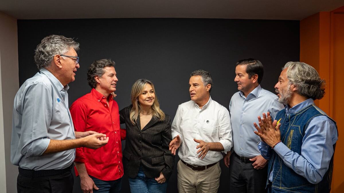 Los precandidatos Juan Manuel Galán, David Luna, Juan Daniel Oviedo, Mauricio Cárdenas, Aníbal Gaviria y Vicky Dávila confirmaron su participación conjunta en la consulta interpartidista. Foto: Redes sociales candidatos.