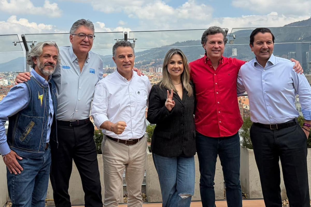 Los precandidatos Juan Manuel Galán, David Luna, Juan Daniel Oviedo, Mauricio Cárdenas, Aníbal Gaviria y Vicky Dávila confirmaron su participación conjunta en la consulta interpartidista. Foto: Redes sociales candidatos.