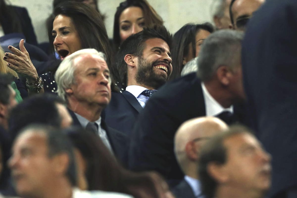 Gerard Piqué (c) en el palco en foto de archivo de Toni Albir. EFE
