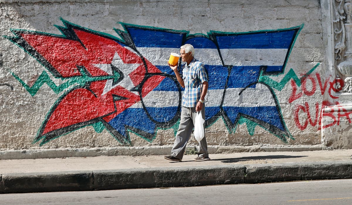 Una persona camina por una calle en La Habana (Cuba). Las amenazas de Trump a Cuba tras la intervención estadounidense en Caracas no han afectado el día a día de la mayoría de habaneros, que explican no creer que Washington vaya a atacar la isla, aunque alguno ve una oportunidad para el cambio. EFE/ Ernesto Mastrascusa