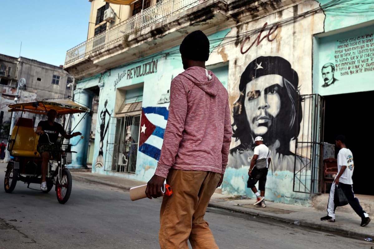 Personas caminan por una calle en La Habana (Cuba). Las amenazas de Trump a Cuba tras la intervención estadounidense en Caracas no han afectado el día a día de la mayoría de habaneros, que explican no creer que Washington vaya a atacar la isla, aunque alguno ve una oportunidad para el cambio. EFE/ Ernesto Mastrascusa