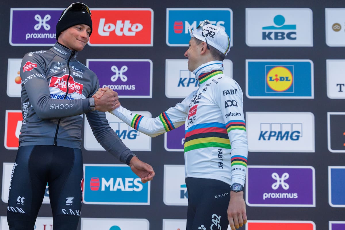 El ciclista esloveno Tadej Pogacar(D), ganador del Tour de Flandes 2025, saluda al neerlandés Mathieu van der Poel, tercero. EFE/EPA/OLIVIER MATTHYS