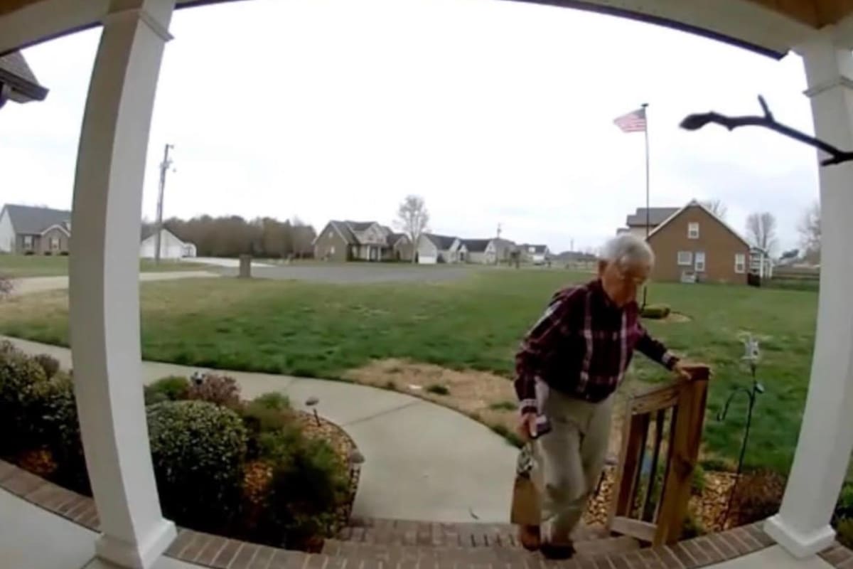 Richard, de 78 años, trabaja como repartidor en Tennessee luego de que su esposa perdiera su empleo.