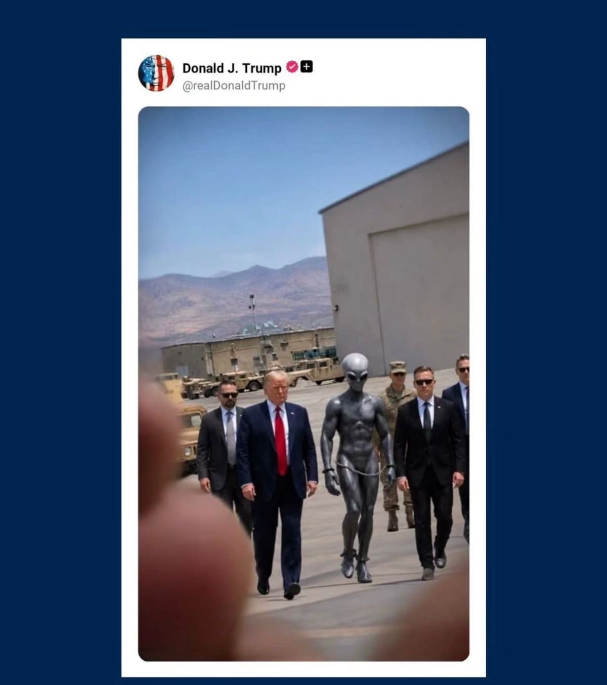 La imagen de Donald Trump con el ser de otro mundo fue catalogada de inmediato como un montaje de IA, pero encendió las teorías en redes debido a las recientes revelaciones de Washington sobre el fenómeno OVNI.