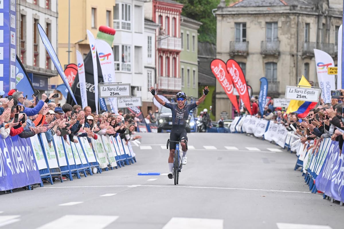 La imagen de la victoria. Edgar Cadena (Storck MRW Bau). Foto: Vuelta a Asturias