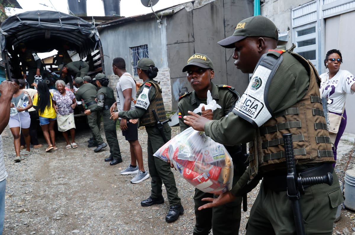 Fotografía de archivo que muestra a policías cargando donaciones para los damnificados por el terremoto en Quibdó (Colombia). EFE/Mauricio Dueñas Castañeda.