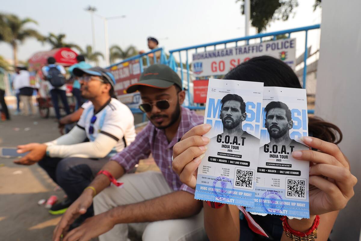 KOLKATA (India), 13/12/2025.- A Messi fan shows her tickets as they leave Salt Lake Stadium in Kolkata, India, 13 December 2025. Following Messis brief five-minute appearance, unrest broke out among fans who had paid a significant amount but were unable to see the Argentine football legend. EFE/EPA/PIYAL ADHIKARY