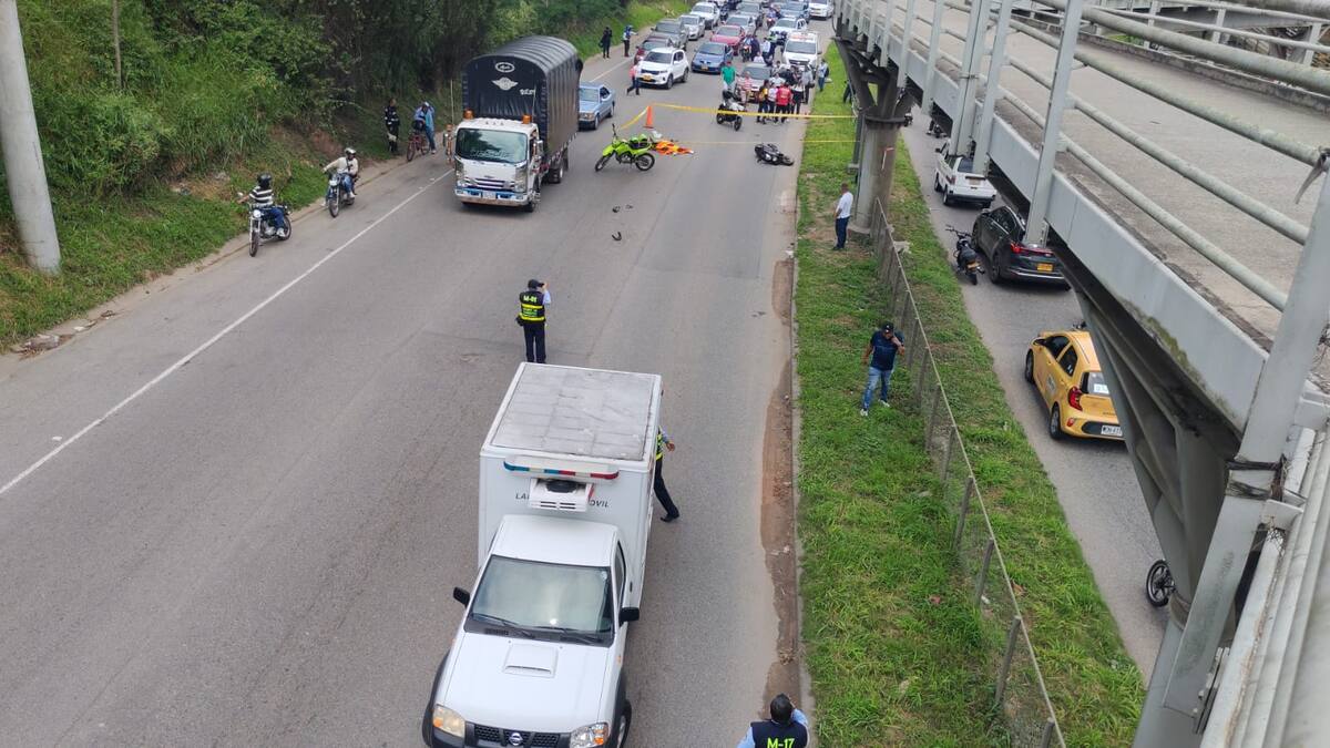 La inspección técnica del cadáver se realizó en el lugar mientras agentes regulaban el tráfico.