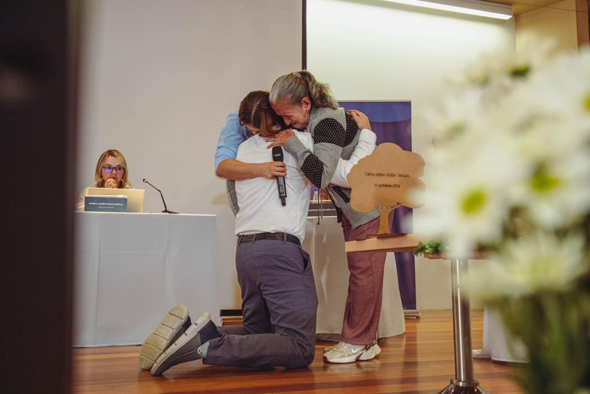 Durante una audiencia de la Jurisdicción Especial para la Paz realizada en Medellín por casos de “falsos positivos” en el Oriente antioqueño, Rosalba Angélica Quintero de Giraldo y Yésica Natalia Giraldo Marín abrazaron al teniente (r) Andrés Mauricio Rosero Bravo, quien reconoció haber ordenado el asesinato de su familiar John Darío Giraldo Quintero el 6 de septiembre de 2003 en una vereda de Cocorná.