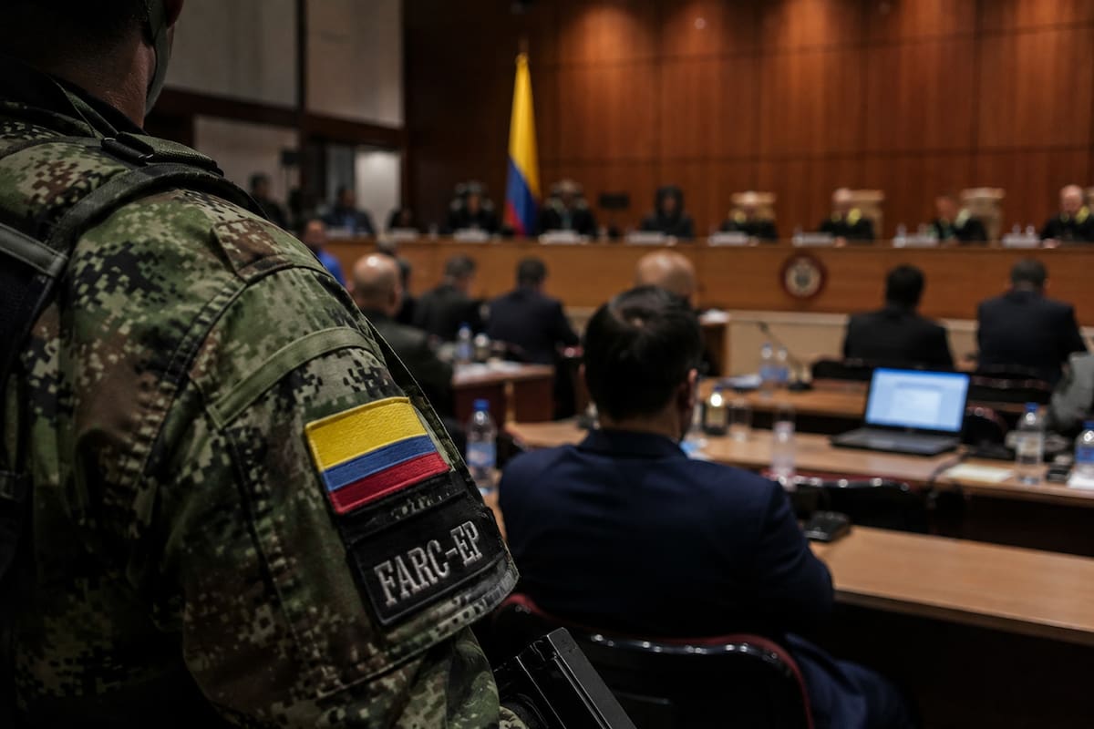La JEP imputó a 27 exintegrantes de los antiguos bloques Sur y Oriental de las Farc-EP por presuntos crímenes de guerra y de lesa humanidad relacionados con algunos de los hechos más graves del conflicto armado en Colombia. Foto recreada // IA.