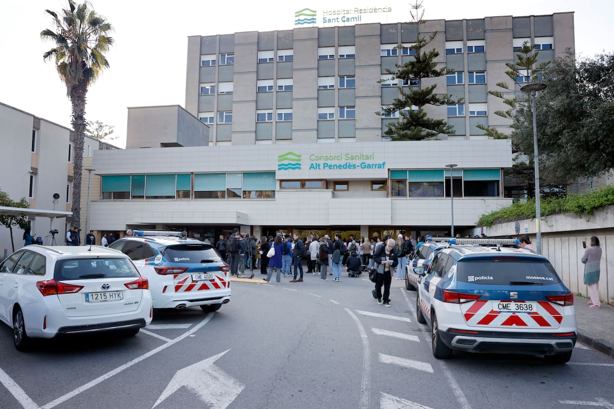 .- Numerosos periodistas y curiosos esperan a las puertas del Hospital Residencia Sant Camil, en Sant Pere de Ribes (Barcelona), el desenlace de la eutanasia de Noelia Castillo, la joven de Barcelona de 25 años afectada por una paraplejia y que había solicitado la eutanasia a la que su padre se opuso judicialmente, y que según anunció ella misma en una entrevista en televisión, la recibirá este jueves. EFE/Andreu Dalmau