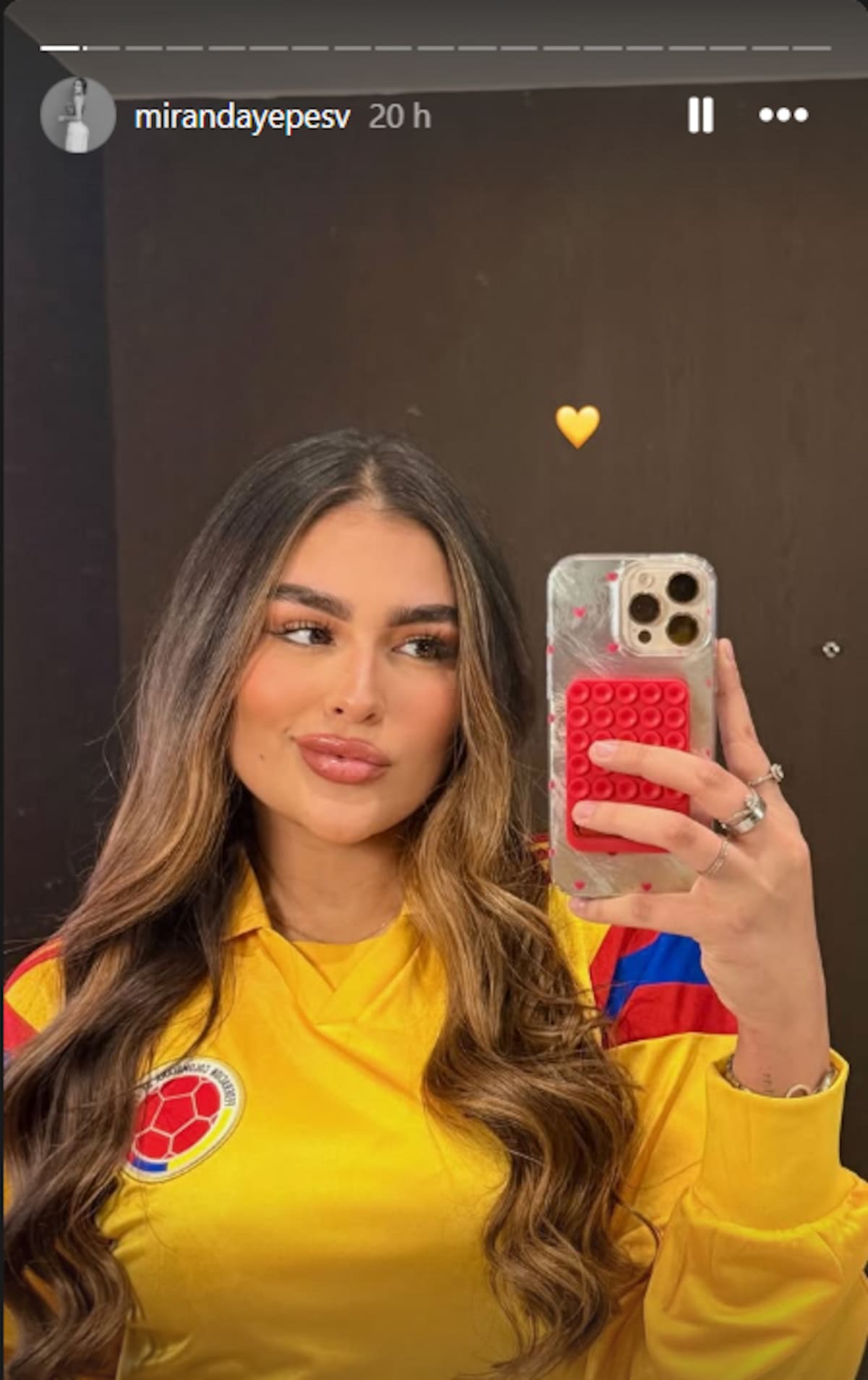 La joven viral del partido de Colombia resultó ser la hija de Mario Yepes. | Foto: Tomada de Instagram.