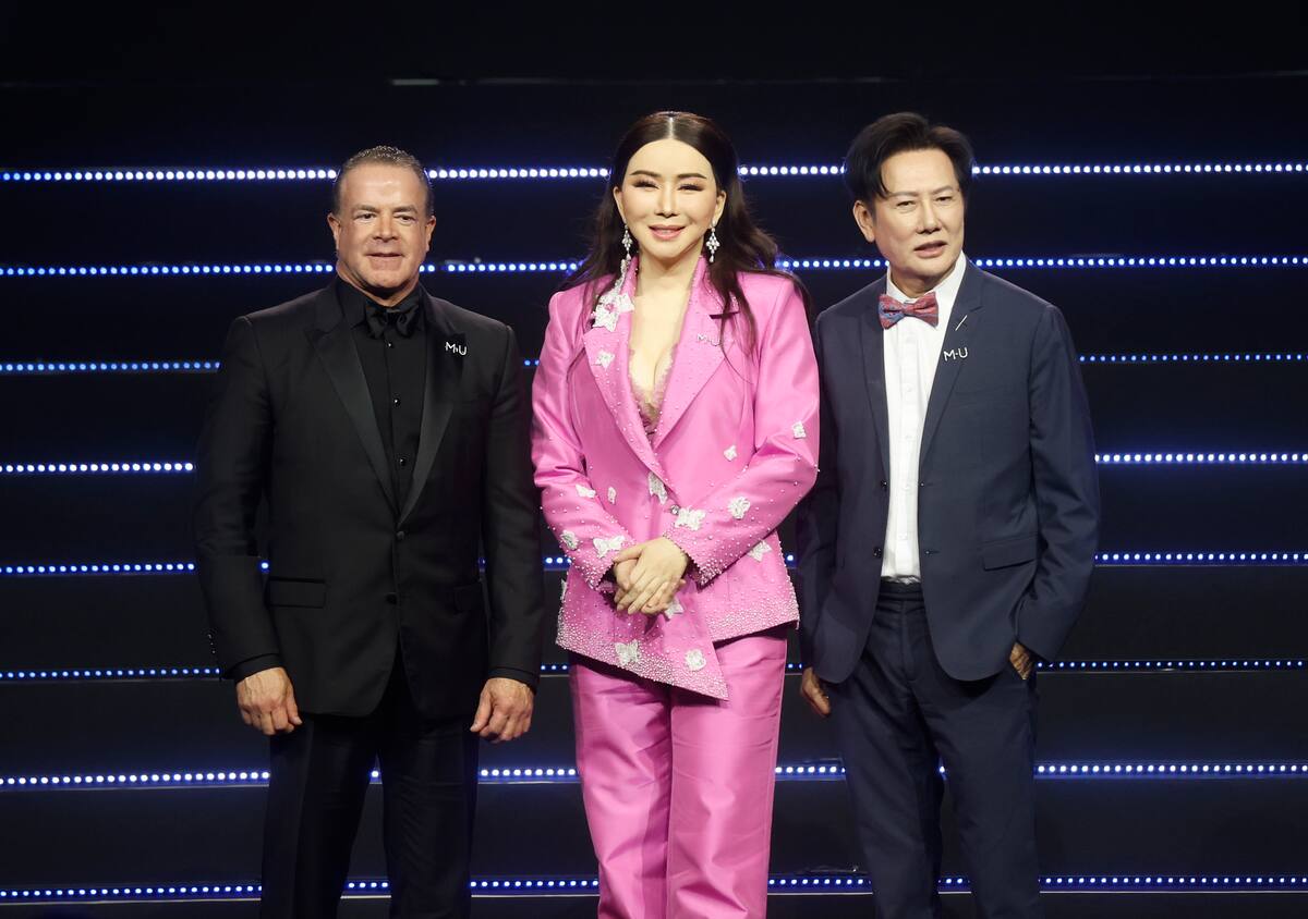 Fotografía de archivo tomada en Bangkok, Tailandia, el 13 de marzo de 2025 que muestra al presidente de Miss Universo, Raúl Rocha Cantú; la directora ejecutiva de Miss Universo, Anne Jakrajutatip; y el director ejecutivo de Miss Grand International Public Company Limited y presidente de Miss Universo Tailandia 2025, Nawat Itsaragrisil. EFE/EPA/NARONG SANGNAK