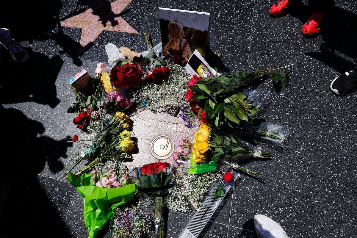 FOTODELDÍA EPA4465. LOS ANGELES (ESTADOS UNIDOS), 25/08/2026.- Fotografía que muestra flores y objetos en la estrella del Paseo de la Fama de Hollywood de la cantante y actriz Dolly Parton tras su fallecimiento este martes, en Hollywood, (Estados Unidos). EFE/EPA/ Chris Torres