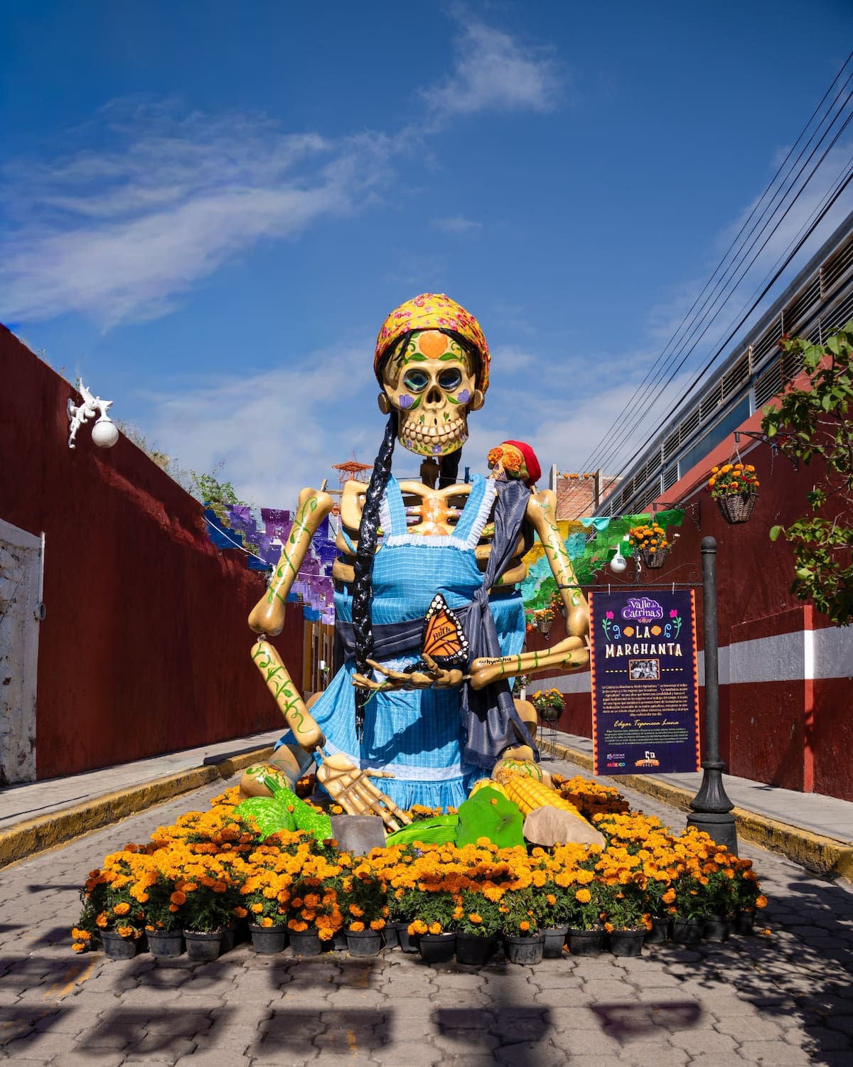 El Halloween se celebra el 31 de octubre con disfraces, fiestas temáticas y la tradición del "dulce o truco", la cual se adapta localmente como "pedir calaverita".