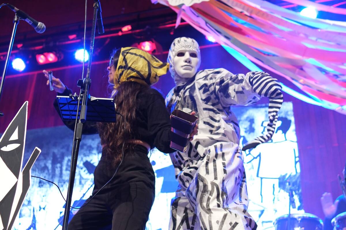 La Matachera transforma cada escenario en un espacio compartido, donde las historias se mezclan con ritmos experimentales y personajes nacidos de bocetos. / María Luna Blanco