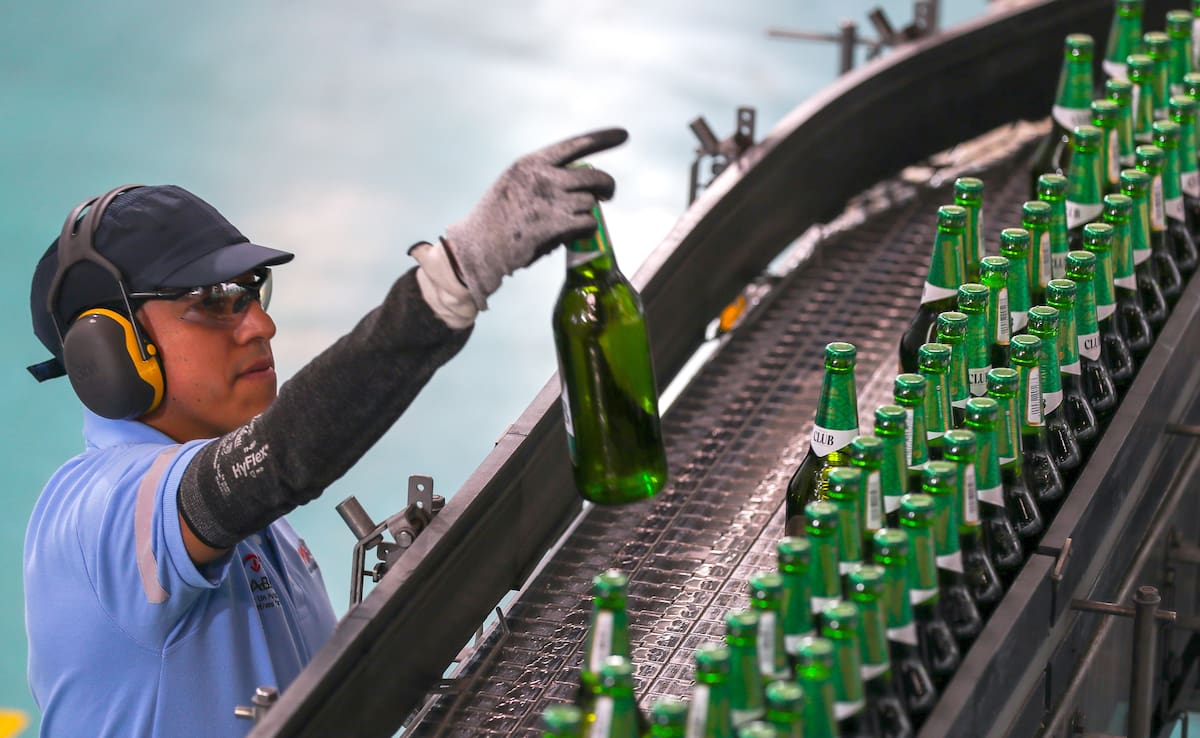 Un hombre trabaja en la planta de la Cervecería Nacional (CN), este martes en Cumbayá, uno de los valles de Quito (Ecuador). Bajo el lema del 'Sabor a bien hecho' se celebró este martes que Ecuador tiene por segundo año consecutivo "la mejor cervecera de América y la segunda mejor cervecería del mundo", después de que la Cervecería Nacional (CN), la más grande del país, haya obtenido esa calificación dentro del grupo AB Inbev, el mayor fabricante de cerveza del mundo. EFE/ José Jácome