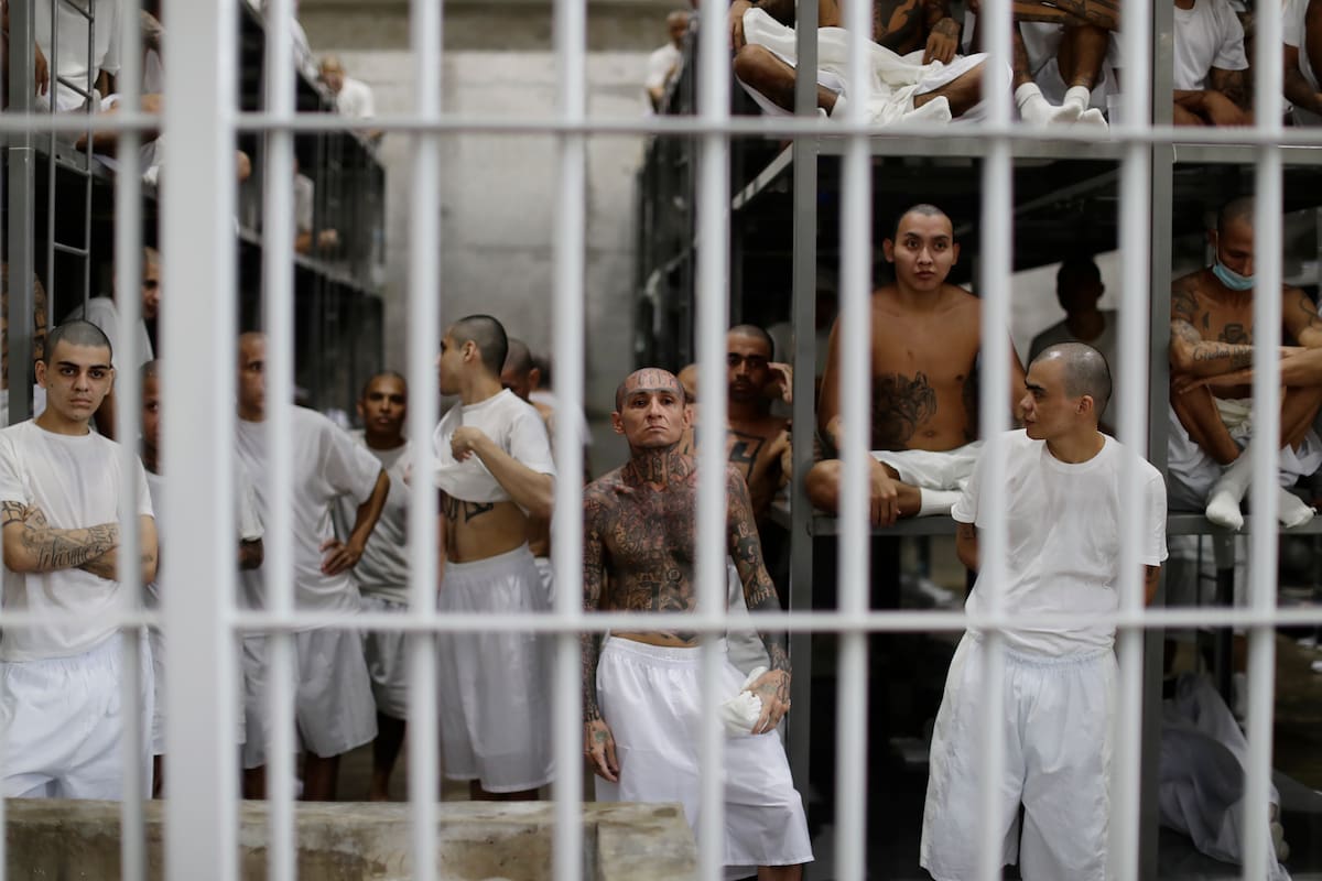 AME6573. TECOLUCA (EL SALVADOR), 12/10/2023.- Presos se organizan en el Centro de Confinamiento para el Terrorismo (Cecot), hoy en Tecoluca (El Salvador). La megacárcel salvadoreña inaugurada en febrero pasado para albergar a 40.000 pandilleros condenados o detenidos bajo un régimen de excepción opera al 30 % de su capacidad y no registra muertes en su interior, de acuerdo con las autoridades del centro penitenciario. EFE/Rodrigo Sura