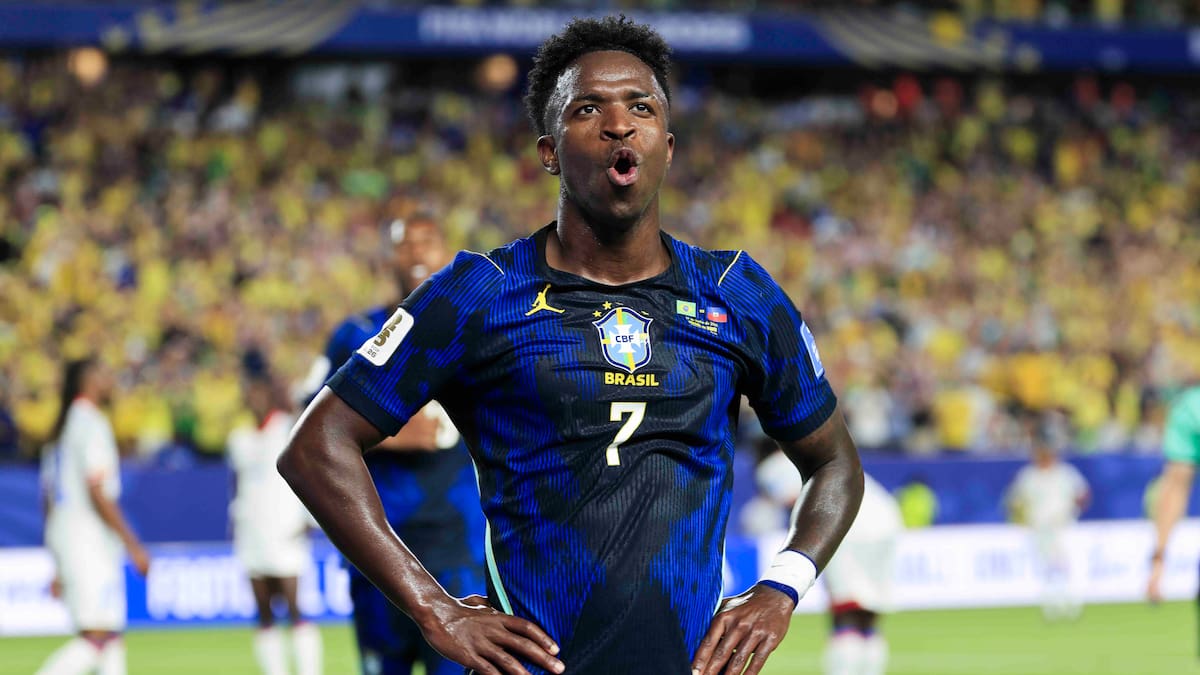 El delantero brasileño Vinicius Junior celebra un gol junto a sus compañeros durante el partido de la Copa Mundial 2026 frente a Haití, en Filadelfia, EE.UU. EFE/EPA/SHAWN THEW