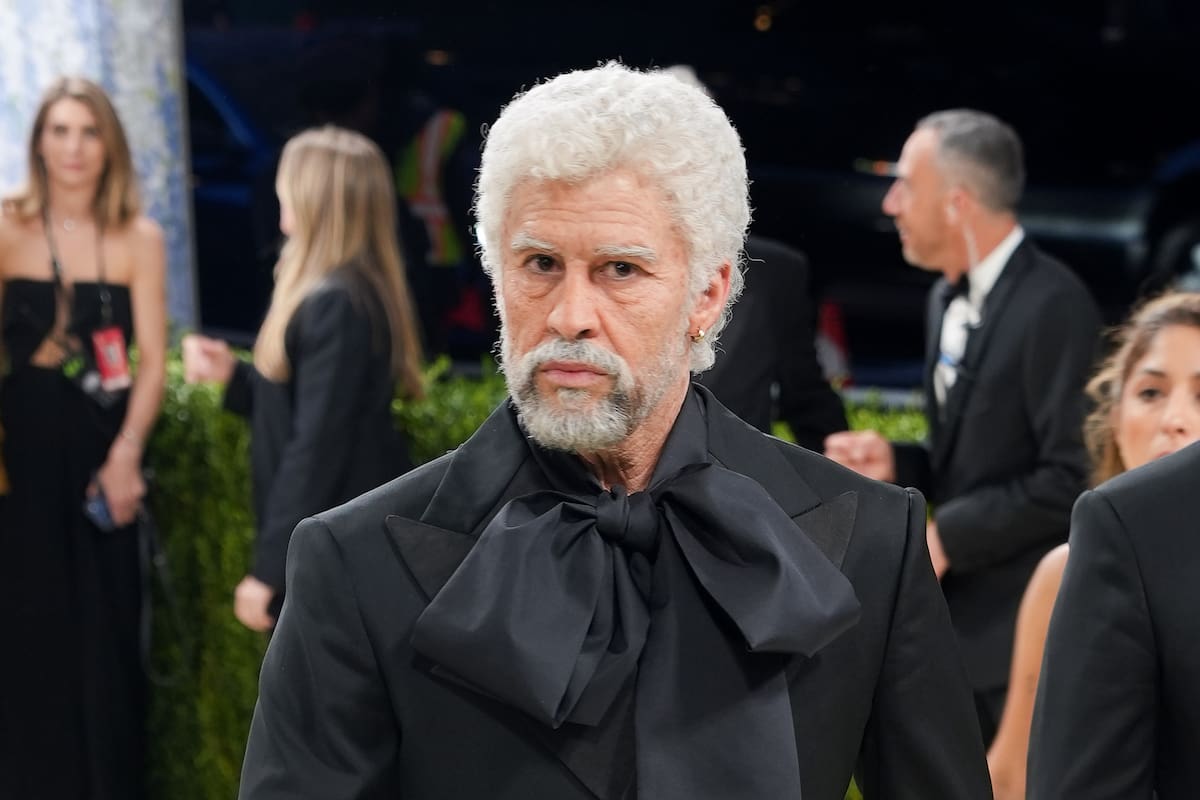 El cantante de reguetón puertorriqueño Bad Bunny (i) posa este lunes, durante la alfombra blanca de la Met Gala en Nueva York (Estados Unidos). EFE/ Octavio Guzmán