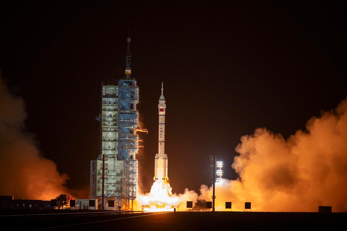 La misión espacial Shenzhou-23, transportada por un cohete 'Marcha Larga' 2F, despega desde el Centro de Lanzamiento de Satélites de Jiuquan, cerca de Jiuquan (China). Los tres astronautas de la misión espacial Shenzhou-23 son Li Jiaying, Zhu Yangzhu y Zhang Zhiyuan. EFE/EPA/ANDRÉS MARTÍNEZ CASARES