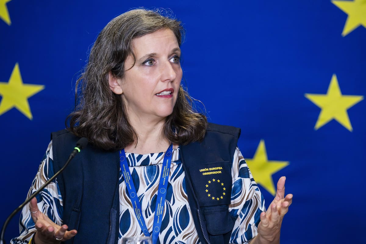 AME080. LIMA (PERÚ), 09/06/2026.- Fotografía cedida por la Misión de Observación Electoral de la Unión Europea (UE) de la jefa de la misión electoral, Annalisa Corrado, hablando en una rueda de prensa este martes, en Lima (Perú). La UE en Perú destacó el orden y la transparencia en la segunda vuelta presidencial de este domingo, pero criticó la lentitud en la proclamación de los resultados así como la discriminación y racismo que ha recibido el partido izquierdista Juntos por el Perú durante la campaña. EFE/ Observación Electoral UE /SOLO USO EDITORIAL NO VENTAS /SOLO DISPONIBLE PARA ILUSTRAR LA NOTICIA QUE ACOMPAÑA (CRÉDITO OBLIGATORIO)