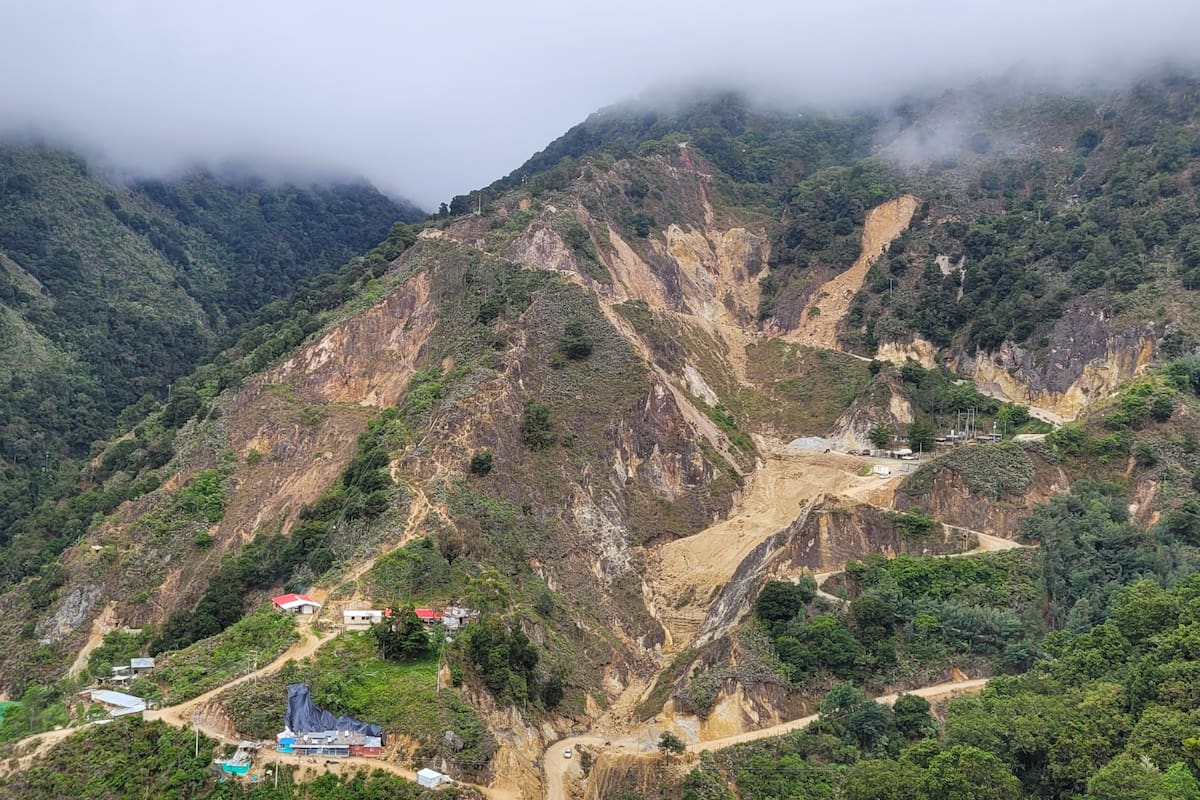 Fotografía exclusiva de Vanguardia sobre la destrucción de una montaña por parte de la minería ilegal de oro.