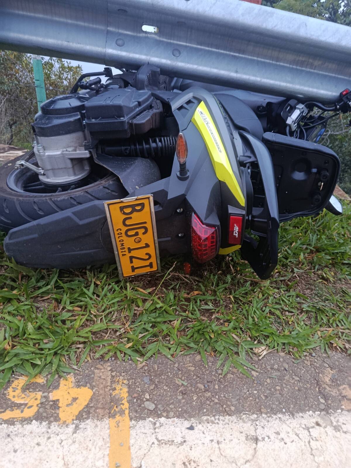 La motocicleta accidentada quedó debajo de la barrera metálica de separación.
