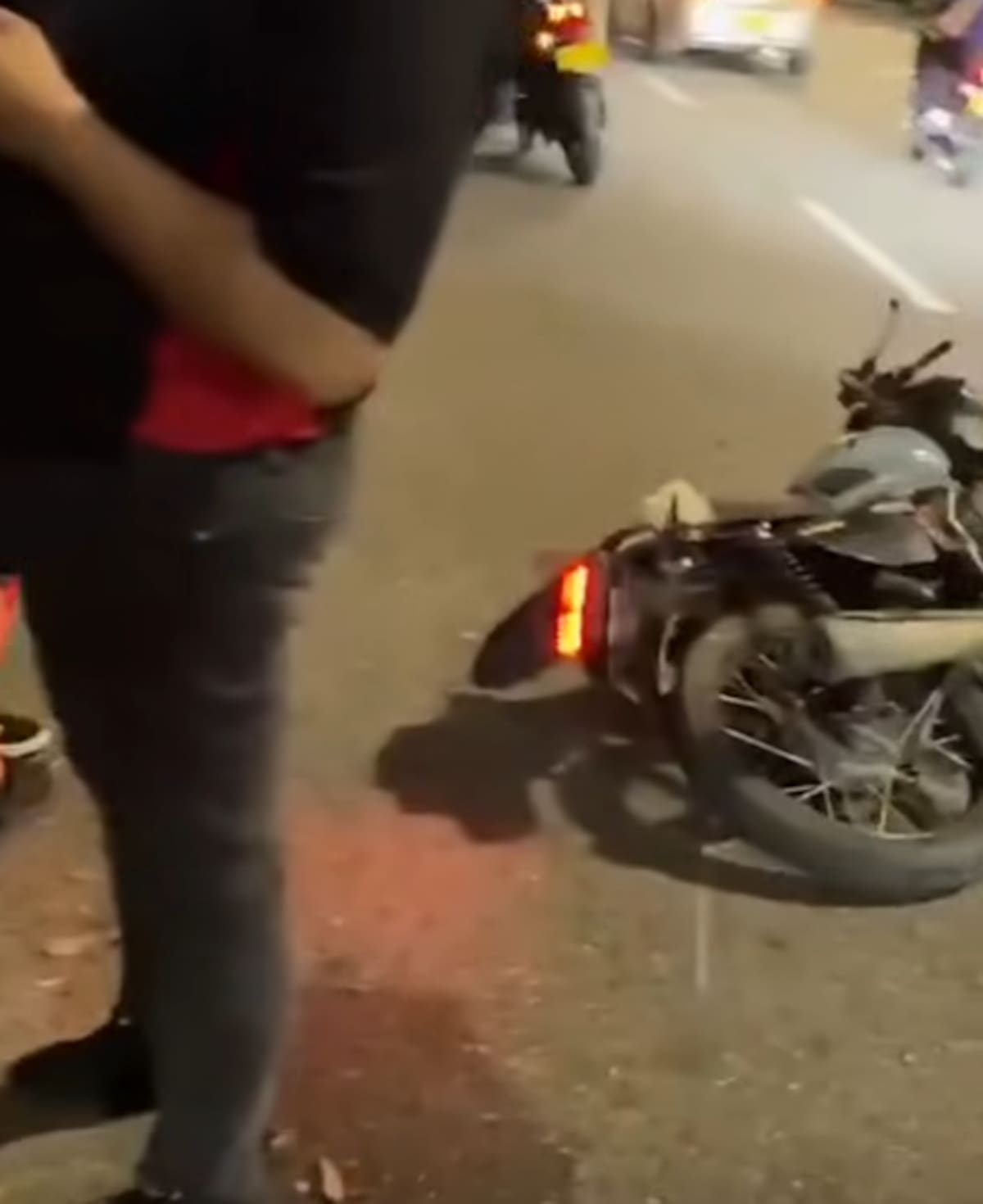 La motocicleta AKT Nkd en la que se movilizaba la víctima terminó a un costado de la vía.