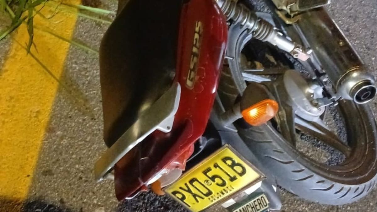 La motocicleta de la víctima, una Honda color roja, quedó sobre la vía