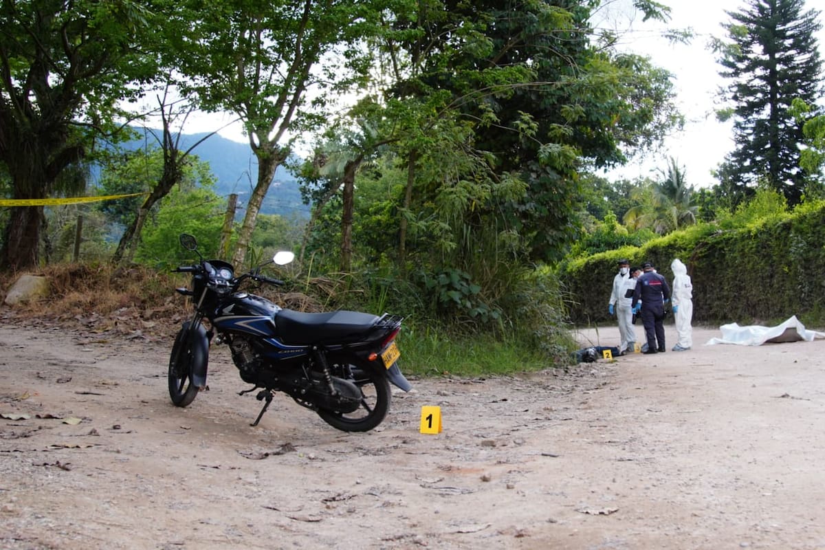 La motocicleta del mototaxista quedó varios metros atrás del lugar donde cayó la víctima. Fotografías: Marco Valencia/VANGUARDIA.