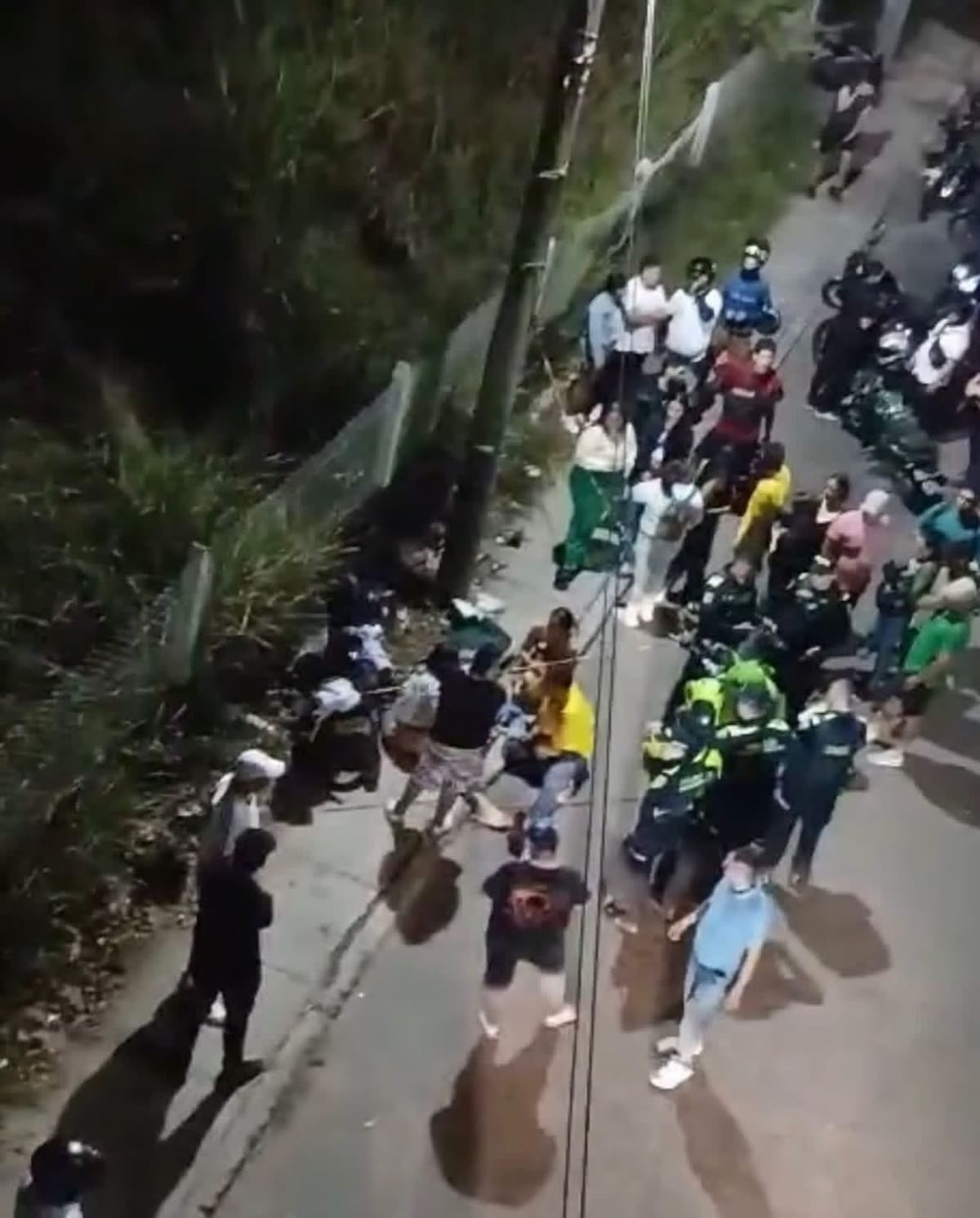 La motocicleta en la que se movilizaba Ángela terminó estrellada contra un poste.