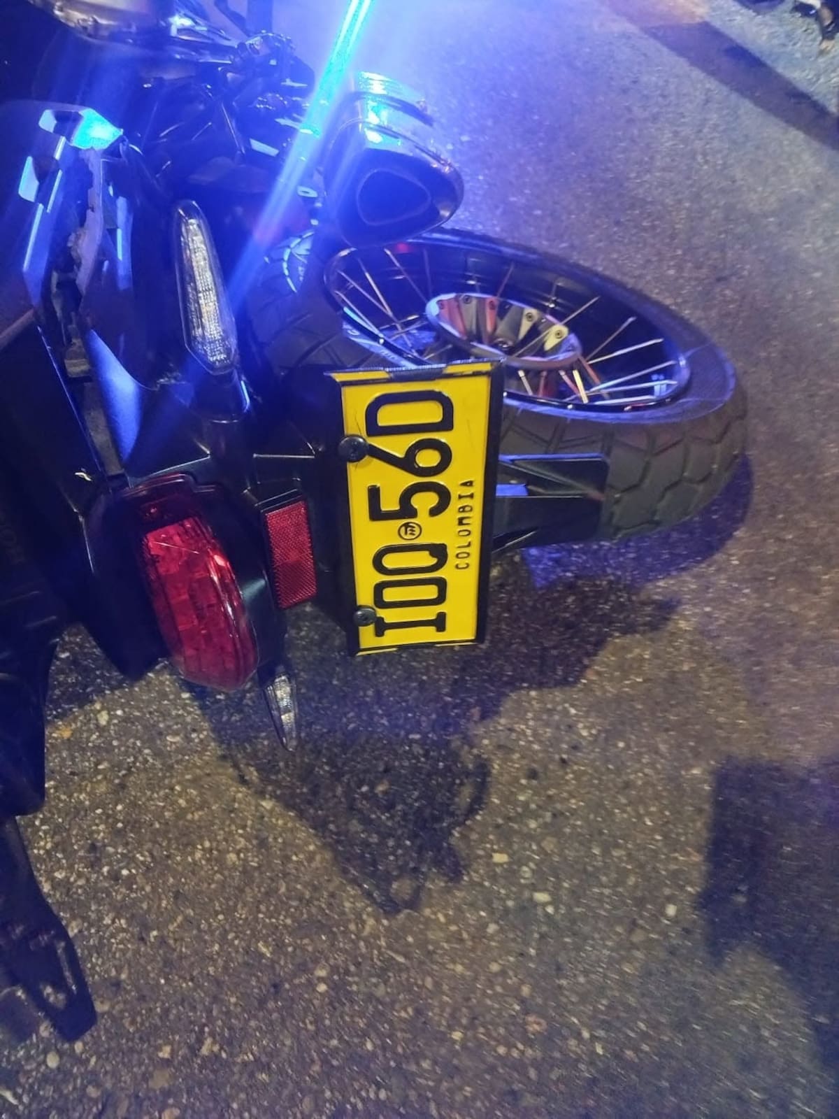 La motocicleta en la que se movilizaba Johnny Steven quedó a varios metros del lugar donde terminó el joven.