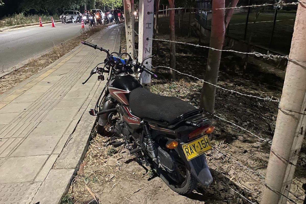 La motocicleta en la que se movilizaban padre e hija terminó estrellada contra un poste de concreto.