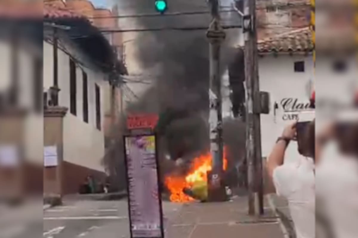 La motocicleta quedó completamente destruida por el fuego.